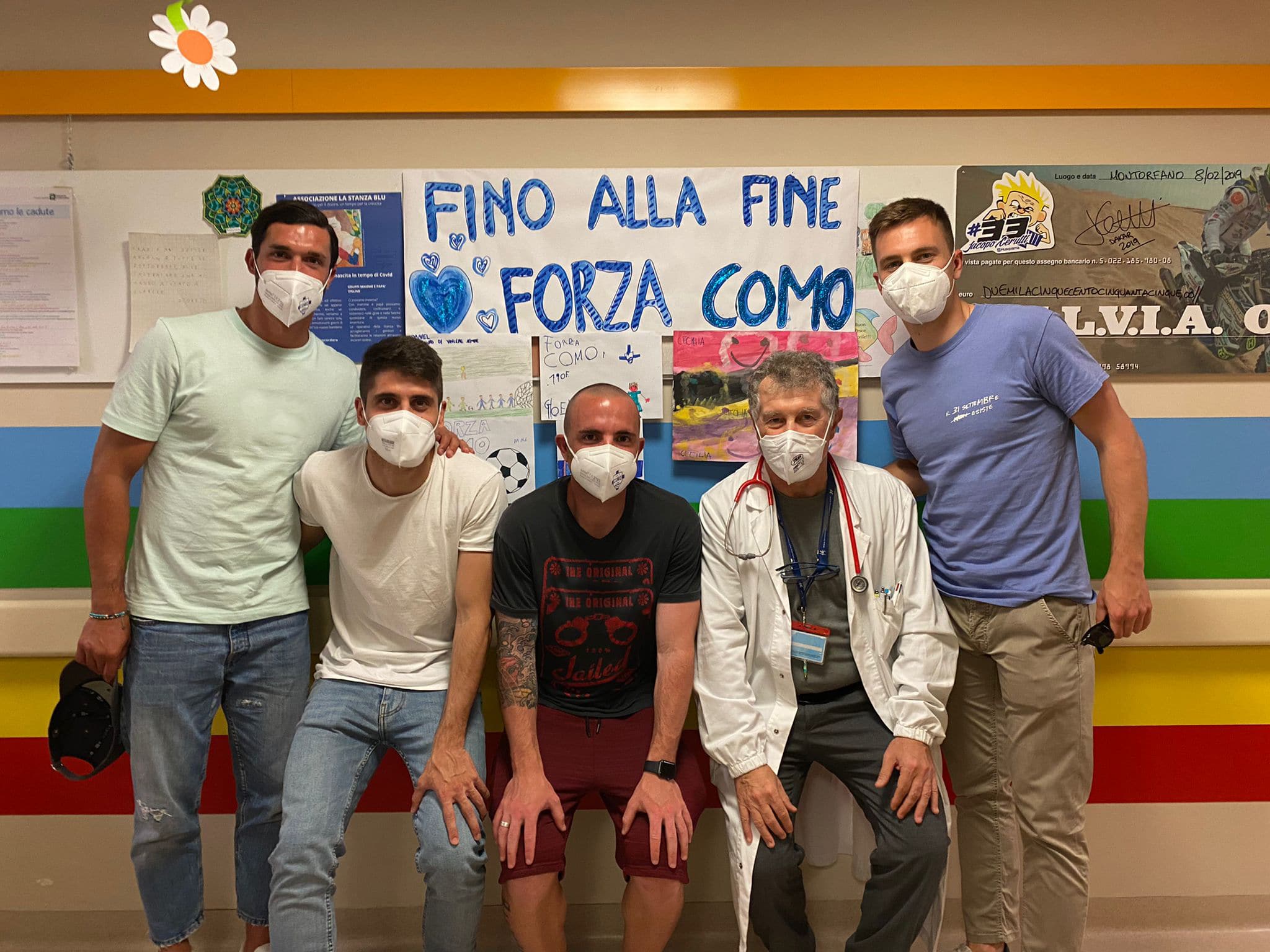 I calciatori in visita alla pediatria dell’ospedale Sant’Anna